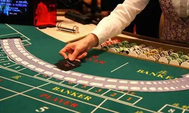 Meja American Roulette live di studio kasino kapital slot dengan dealer profesional